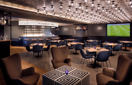 Immerse yourself in the nostalgic ambience of vintage clubhouses at Bridgewater Tavern designed by Studio Königshausen. The sports bar captures the essence of architectural finesse, contemporary design, and warm hospitality in the heart of Dubai.
